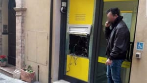 Boato nella notte, esplode il bancomat delle Poste: banditi in fuga con 70mila euro